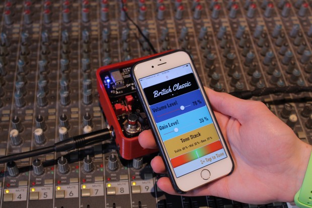 Die Presets werden über ein Smartphone programmiert, das per Bluetooth mit dem kleinen Effektgerät verbunden ist. (Bild: Poets)
